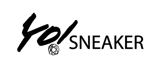 后跟处有 undefeated 字样以及鞋头处有标志性的五道杠 logo ,印证