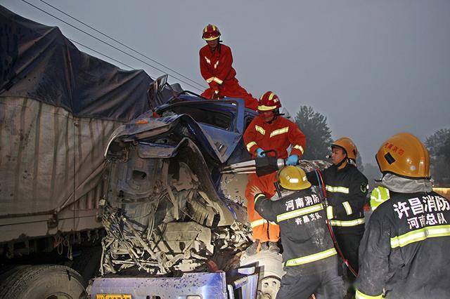 10月15日凌晨,在g311国道许昌鄢陵段发生一起车祸,一名驾驶员被困车内