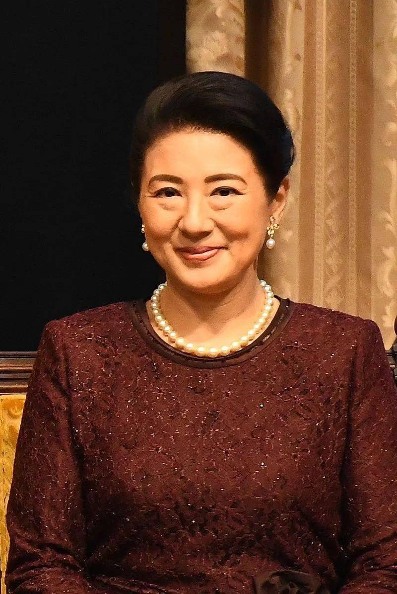 对于中宫,其历史悠久,可以追溯到天武天皇的皇后称中宫的历史,在