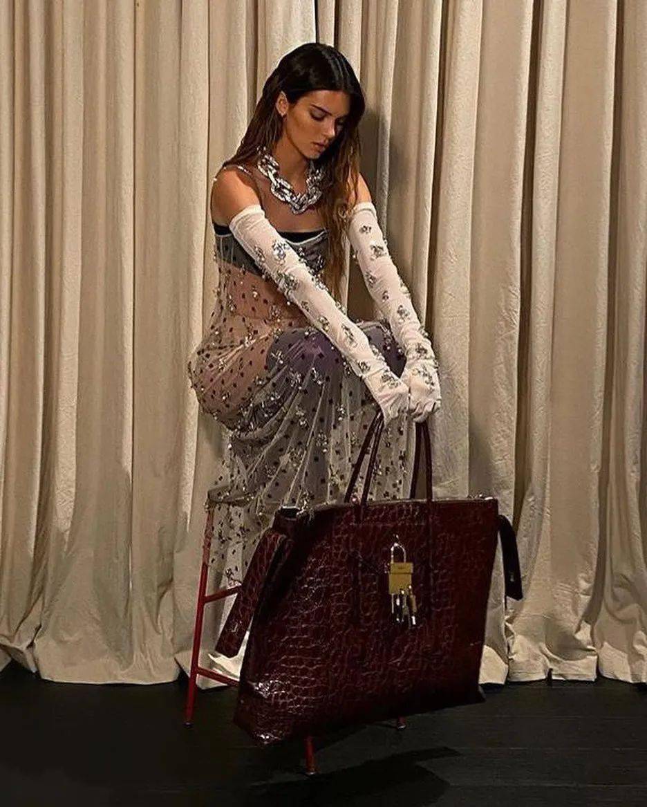 潮流肯豆卡戴珊上身mmw在givenchy的首个系列你喜欢哪个造型