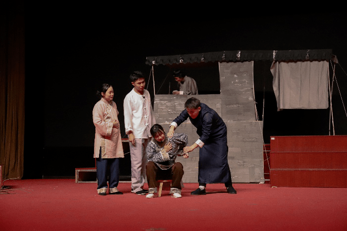 我校大学生火烈鸟话剧社窝头会馆圆满落幕