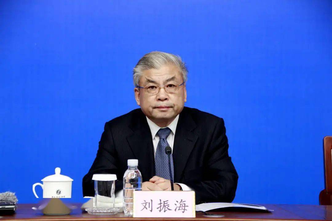 齐鲁晚报记者:通过王锡峰行长的介绍,我们可以看出,恒丰银行重组前后