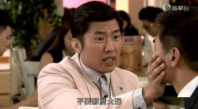 演了不少配角,直到在《爱回家·开心速递》演出"傻仔"龙力王,令他一举