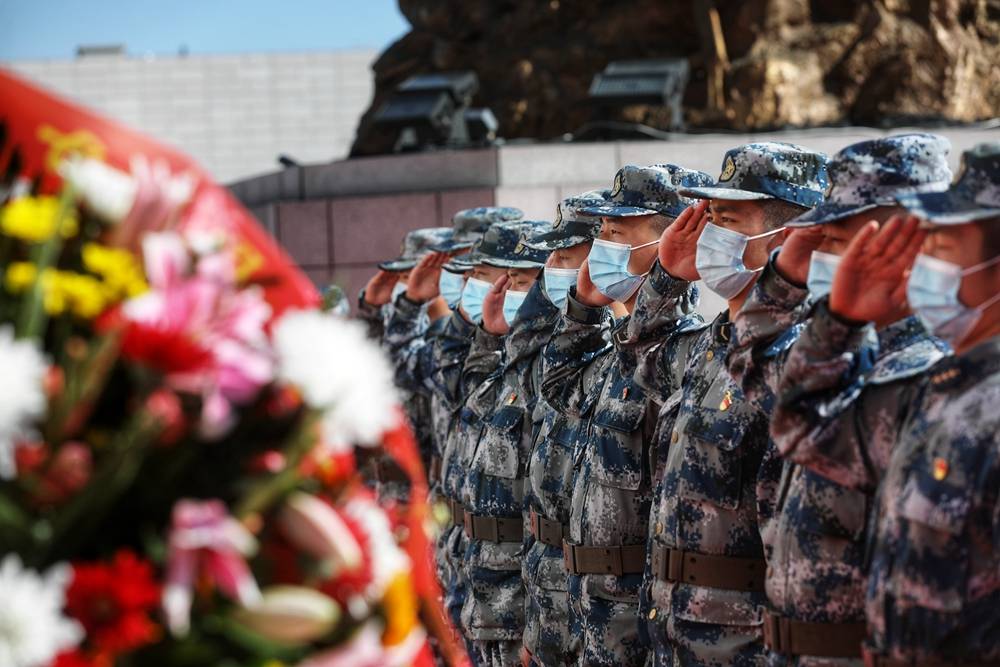 中国人民解放军空军驻丹东官兵向抗美援朝纪念塔献花