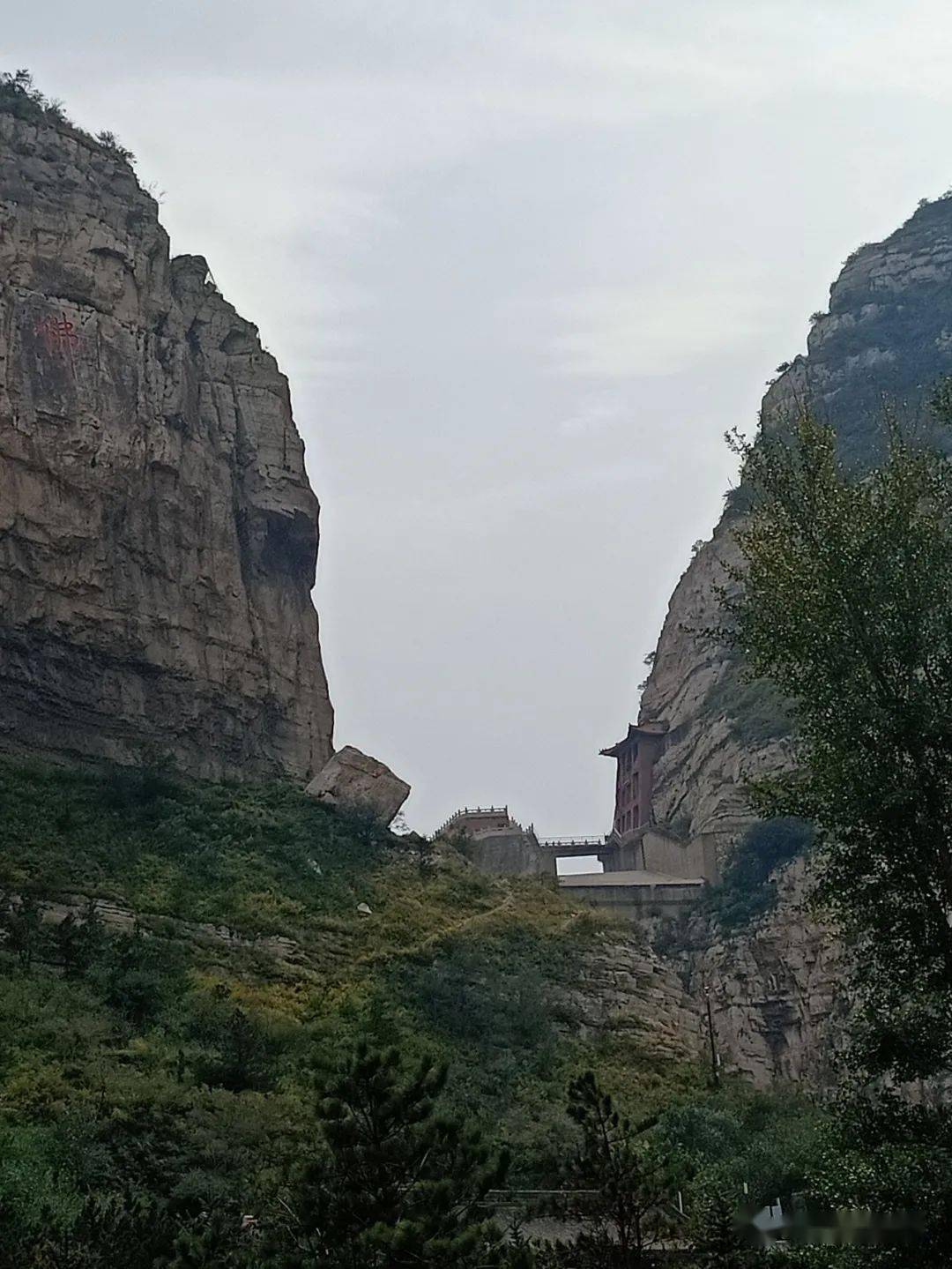 恒山经历造山运动,地壳升降形成断层山岩,属寒武纪奥陶系石灰岩,基岩