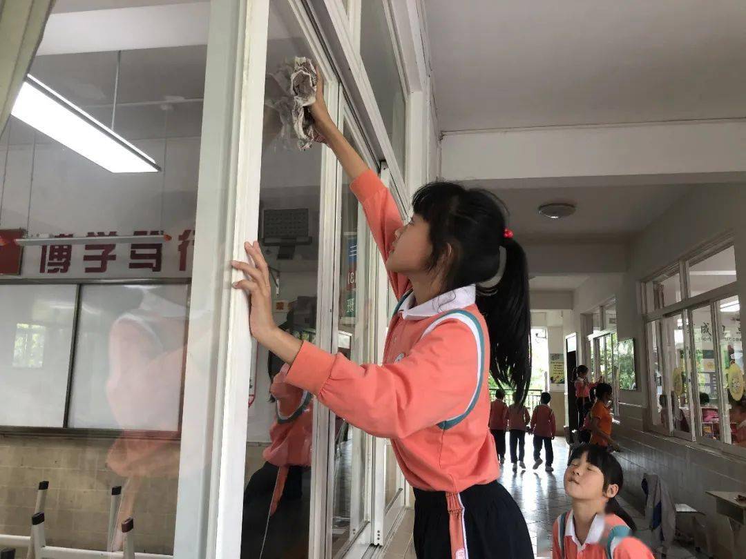 校园大清洁美化新环境纪中三鑫凯茵学校爱国卫生活动