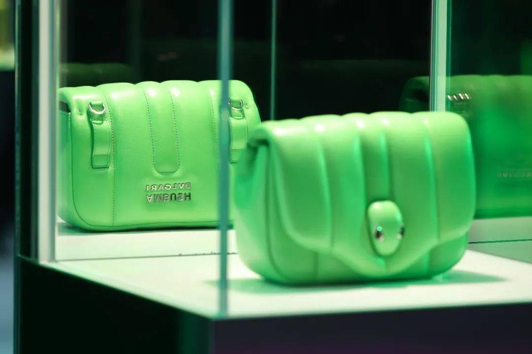 宝格丽蛇头包一直都很火,但是造型却一直没有特别大的变化,可这次和