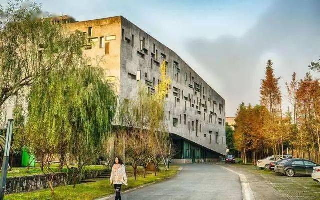 校区的设计者是王澍,现任中国美院建筑艺术学院院长.