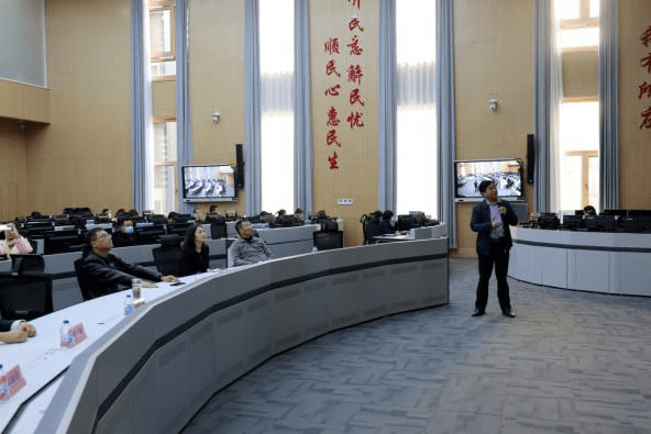 城指中心吴坤祥主任向大家介绍接诉即办综合指挥调度平台来源:区青联