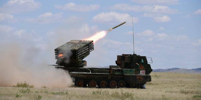 国产钢雨一次齐射40发我国11式火箭炮火力强劲