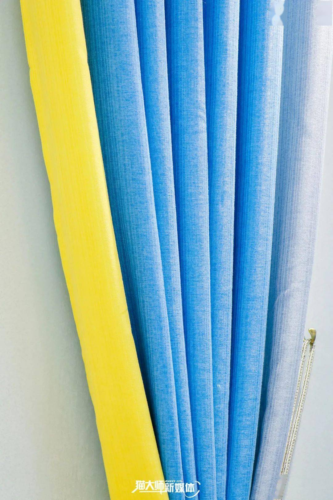 拼色窗帘是一种比较前卫的设计,可以是拼布,渐变色,或是左右两扇窗帘