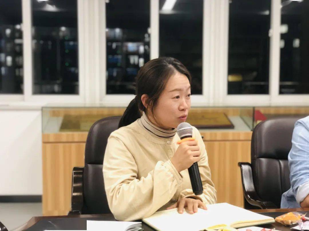 "丁培老师:"懵懵懂懂参加了一届班主任基本功竞赛,听到王培培老师的