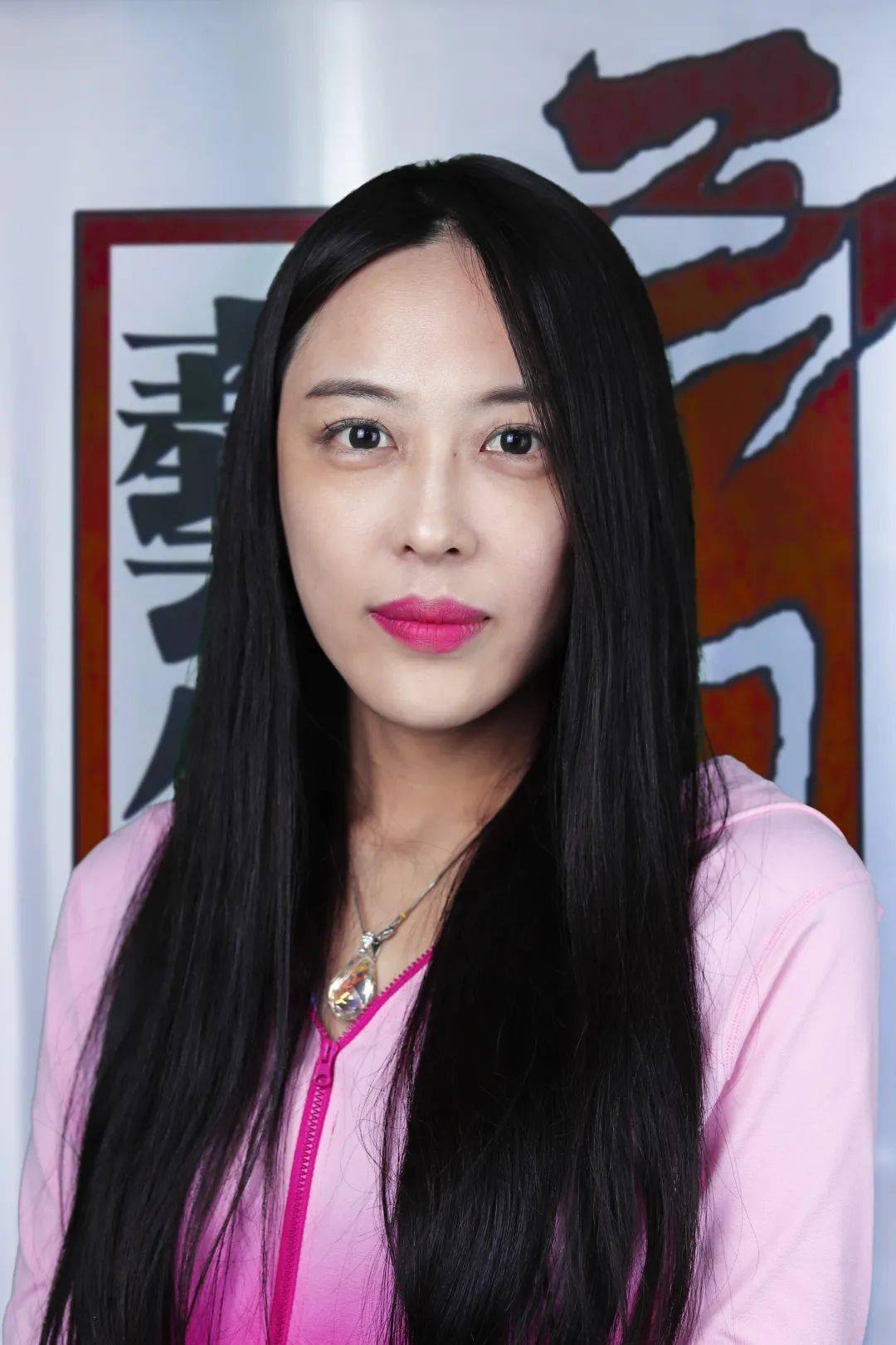 张舒婷毕业于北京电影学院管理系研究生,浙江传媒学院 编导专业本科