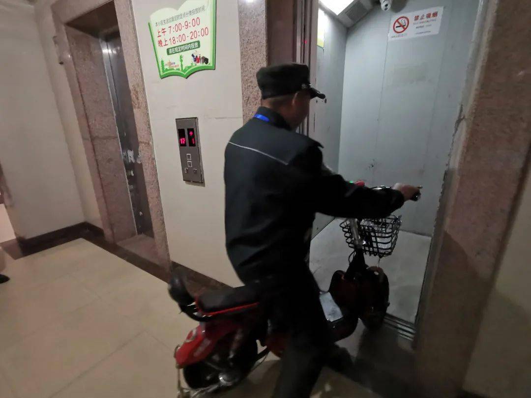 它来了它来了电动车上楼终结者来了