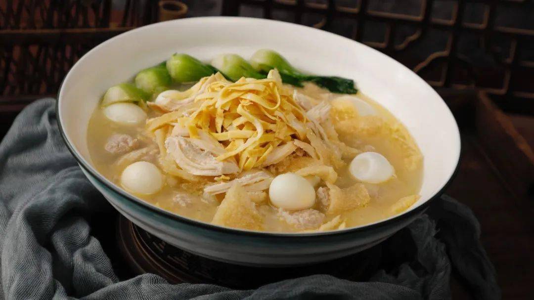 "六合头道菜"是南京家喻户晓的传统美食小火煨制,充分融合各种食材的