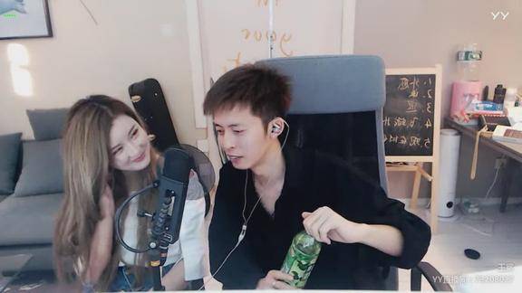 阿涵与王冕要出新歌先在直播间练习下