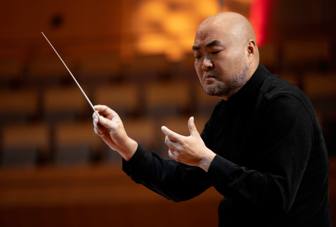 指挥家 刘沙秋天是一年四季中最浪漫的季节.