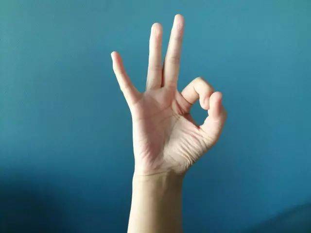 别乱用手势语中外差异小不同