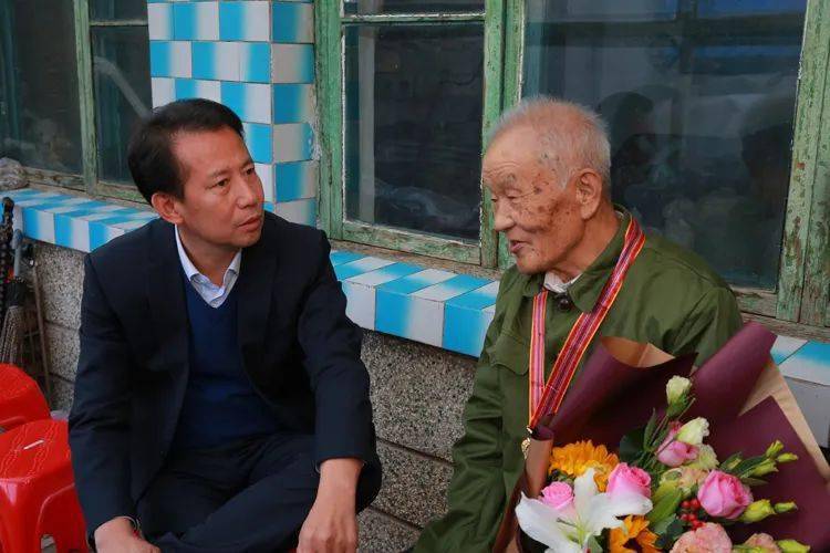 县领导为抗美援朝退役老兵颁发纪念章_戴存鹤