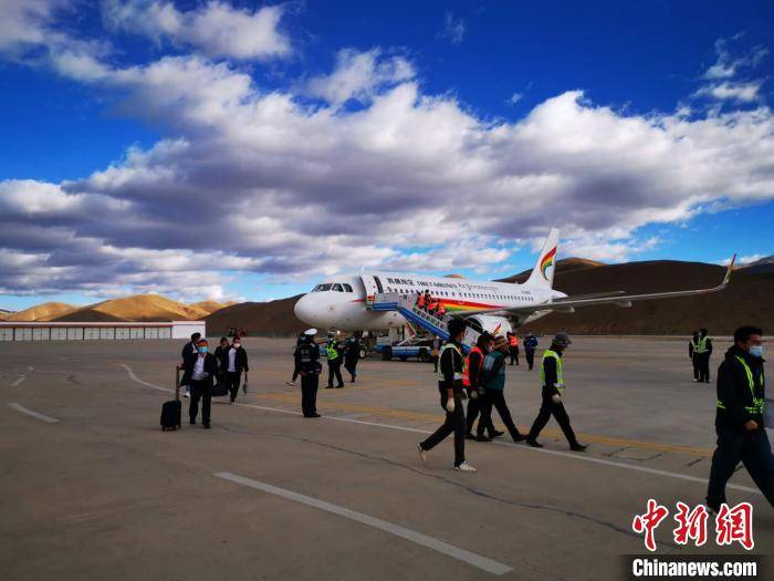 图为近日,乘客乘坐西藏航空航班抵达西藏昌都邦达机场.