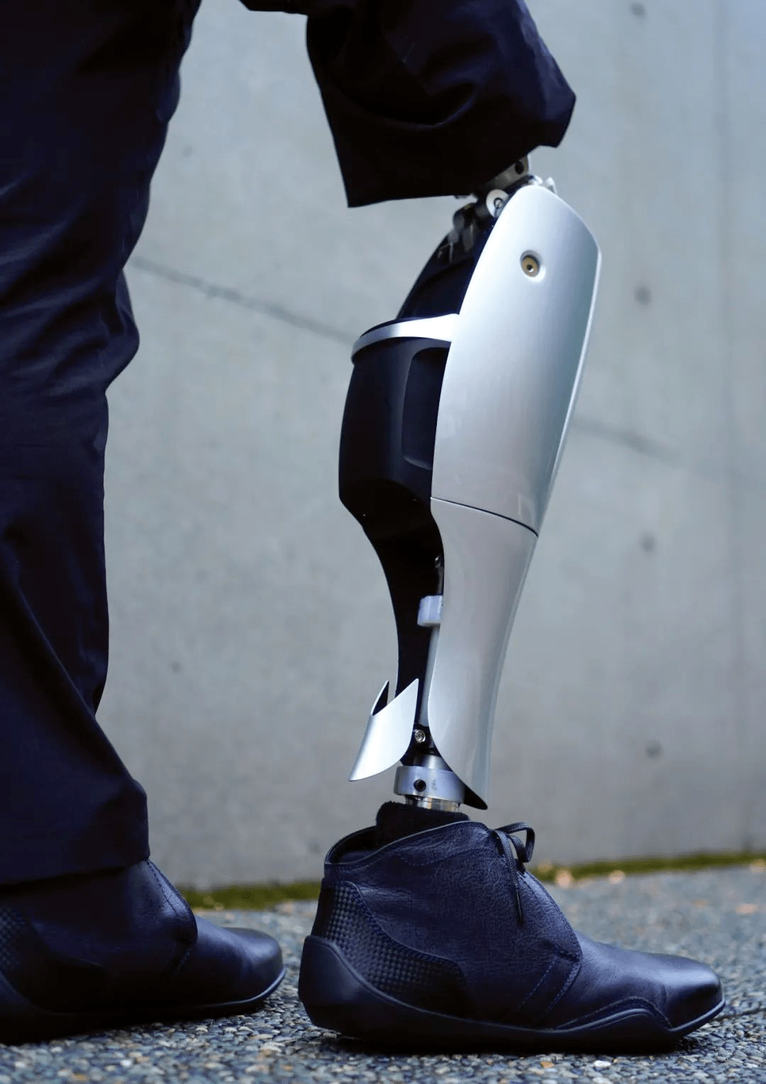 机器人式膝部义肢(robotic prosthetic knee)采用了划时代的机器人