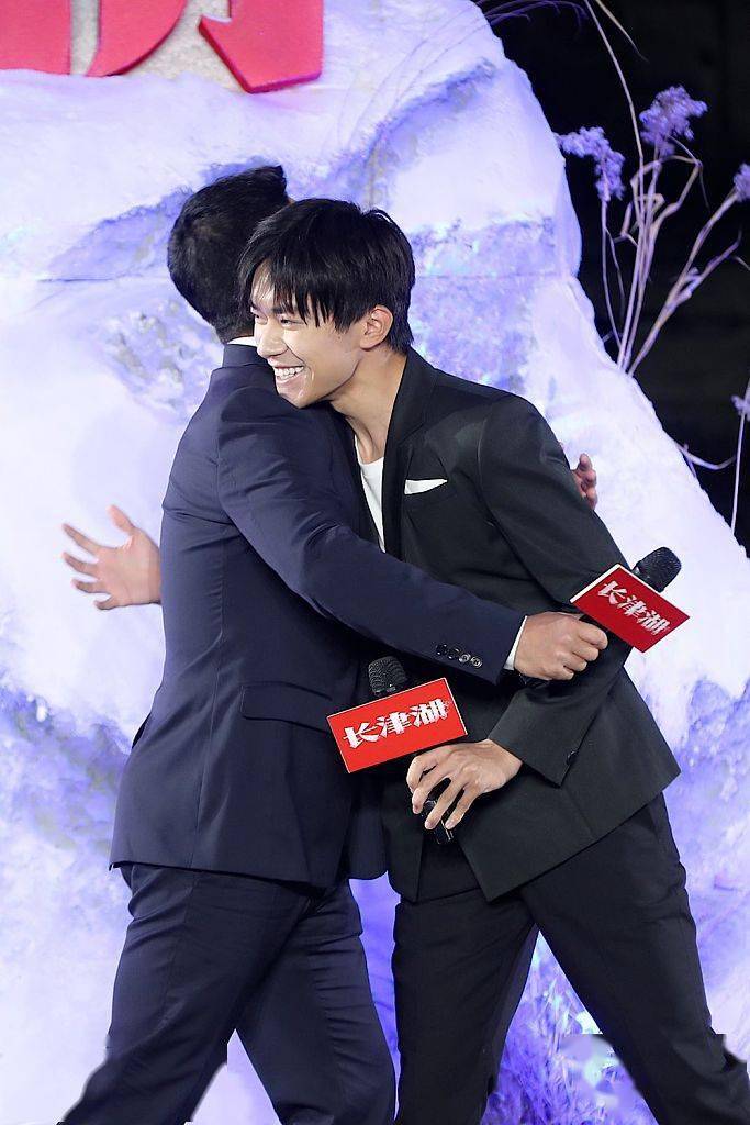 超宠弟弟吴京要用身体温暖易烊千玺亲密拥抱京玺cp实锤