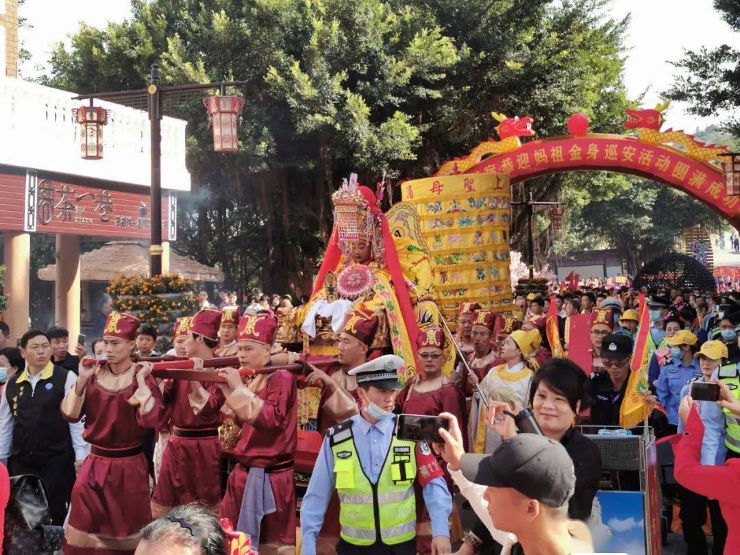 道路兩邊早已聚集了眾多民眾,敲鑼打鼓,喜喜洋洋恭送媽祖金身巡安海島