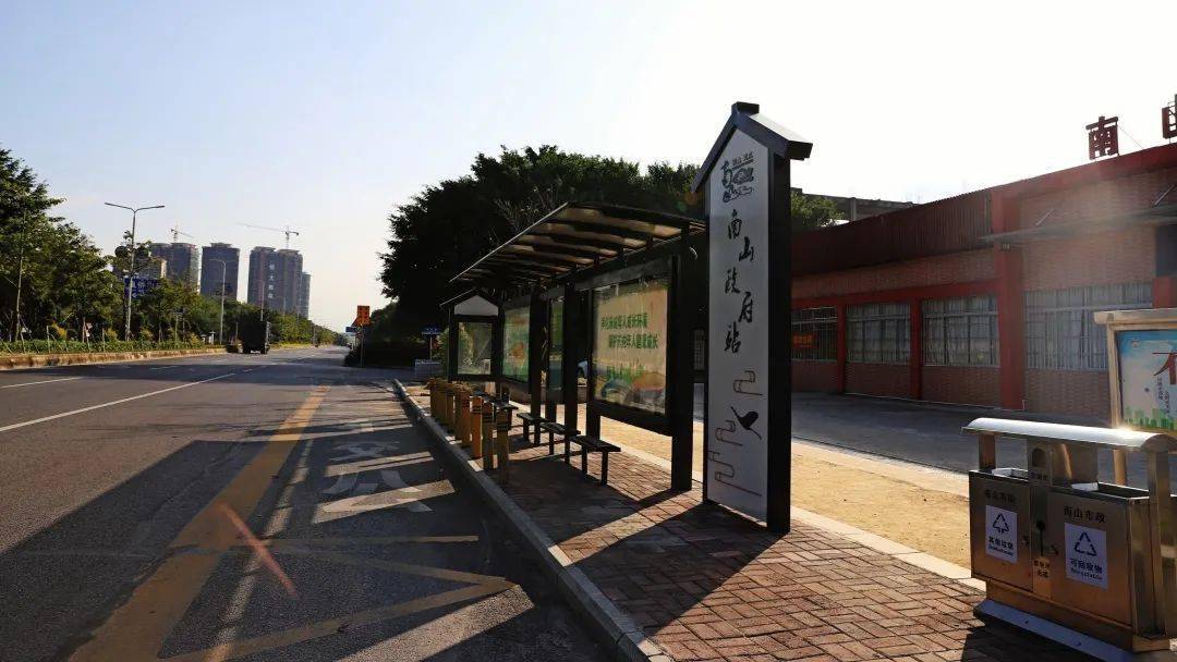 南山家门口的公交站变美了