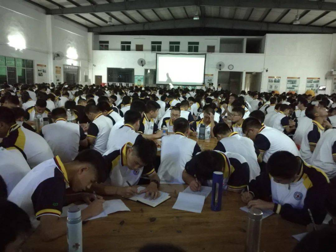 江门市第一职业高级中学新生军训圆满结束第二批