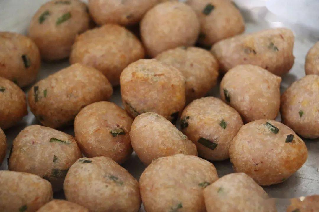 薯包又叫薯包米粿,是赣县等地方的一种特色风味小吃,是以大薯为主料