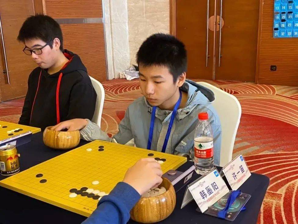 天台为获得围棋职业初段的2位小棋手各颁发10万元奖金!