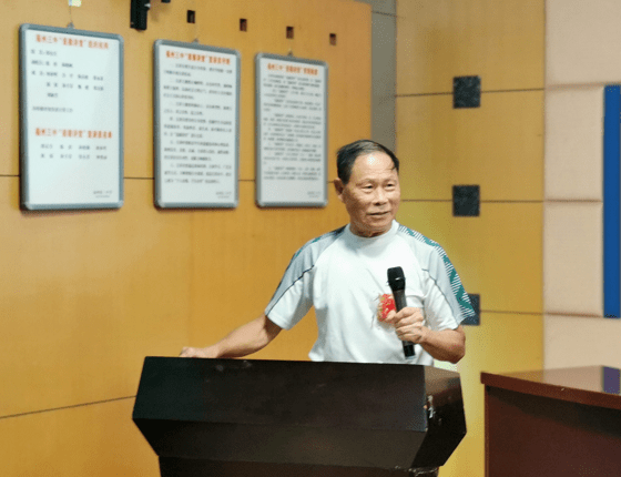 离退休支部举办了一系列精彩纷呈的趣味运动会,由任浩老师在大会上