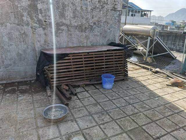 文山一小区住户直叫苦_楼顶