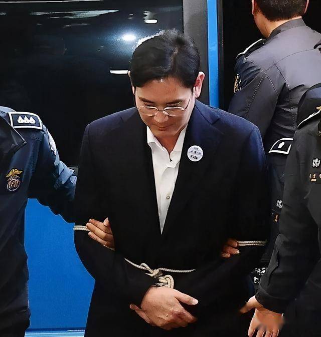 敢骂总统是瘪三,结果还是被割了大韭菜_李健熙