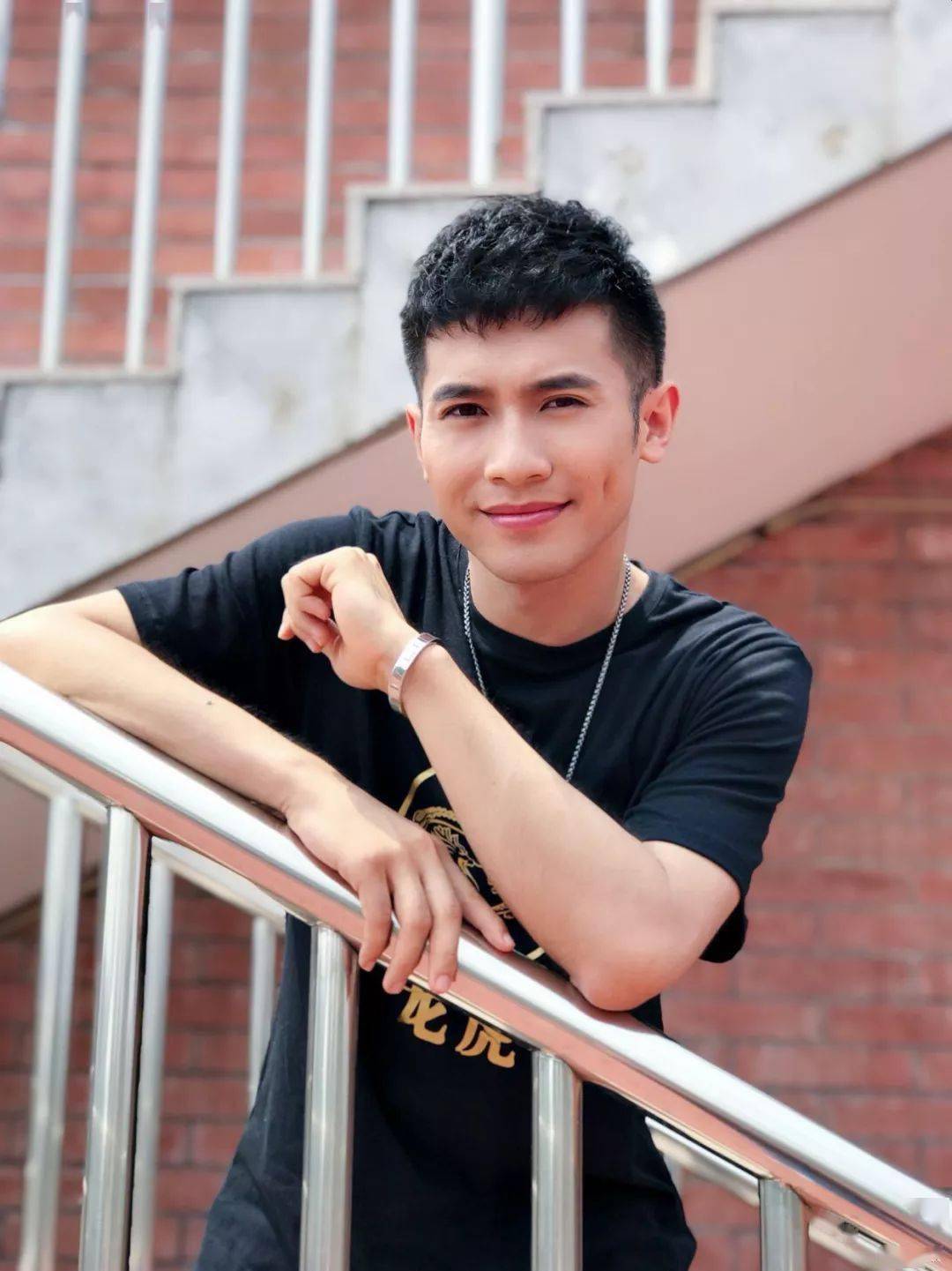 新舞发布青年舞蹈家邓斌原创作品折枝花满衣要在人人讲开播啦