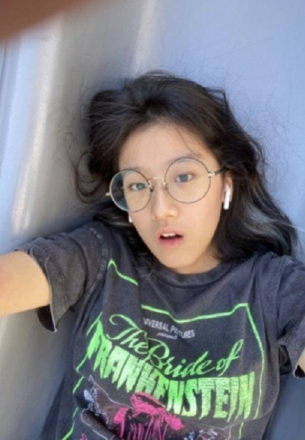 15岁梧桐妹罕晒自拍照美丽少女初长成却被评一点不像贾静雯