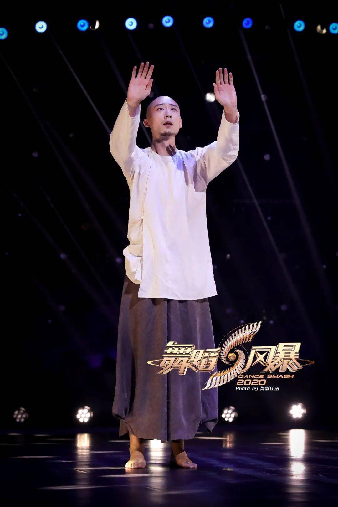 11《傩面》编导 / 杨小建舞者 / 杨小建这一次的舞台杨小建,将仡佬族