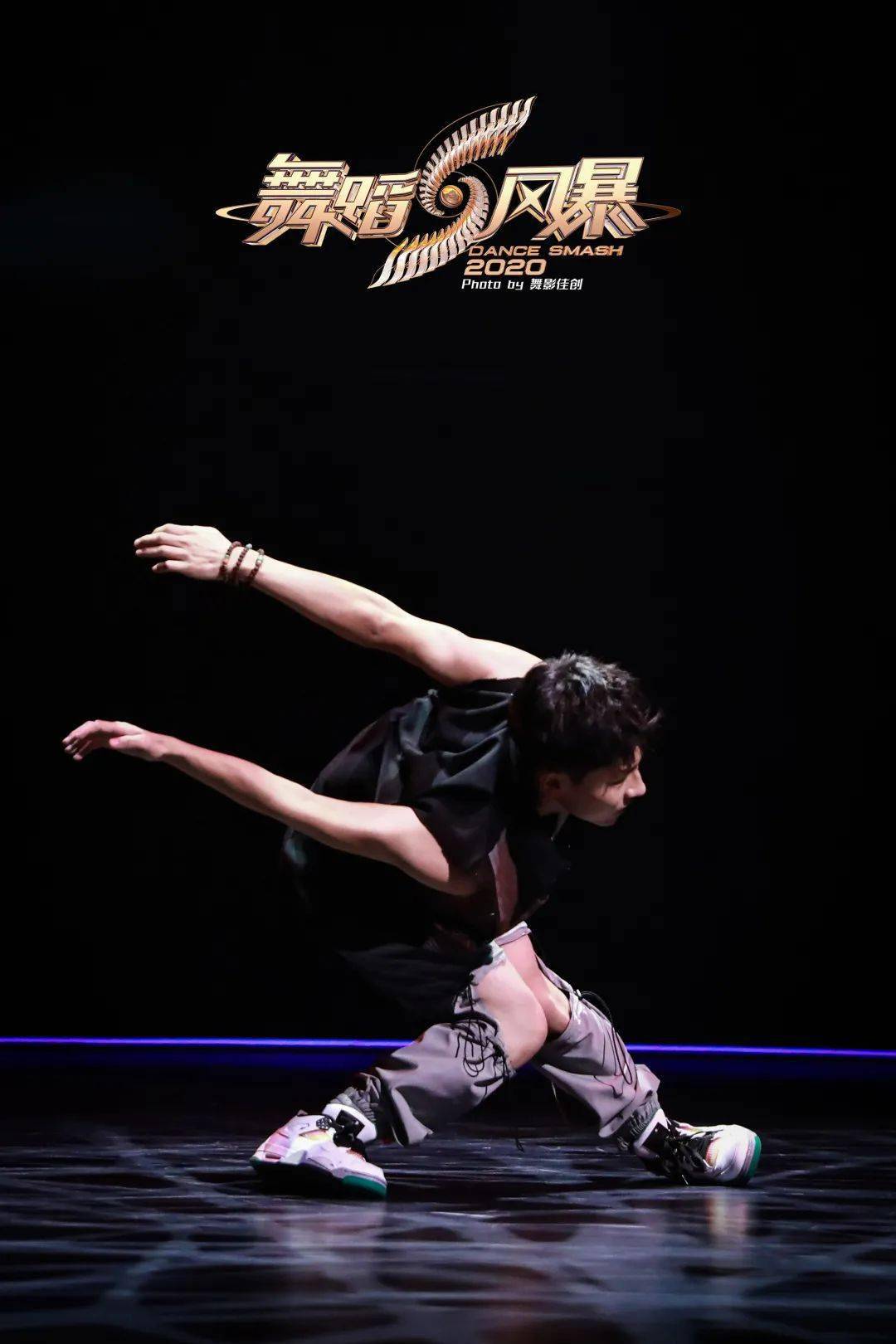 中国折骨舞第一人吴宇飞用大量的关节旋转或扭曲来达到视觉冲击, 将折