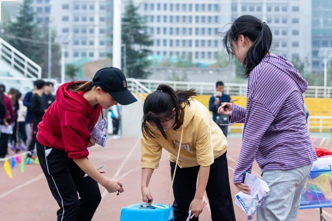 秋日里的定向越野奔跑在校园里的nwuers飒