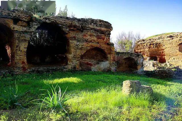 谷的尽头,只剩四根立柱31散落的石料32前往第五座神殿33往北眺望阿