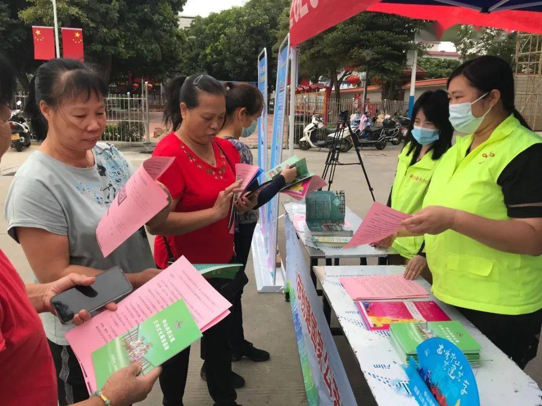 【创建国家公共文化服务体系示范区】流动图书车开进民众社区啦!