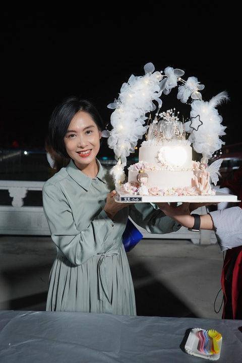 永远的"紫霞仙子",朱茵内地剧组过49岁生日,依然美丽如昔