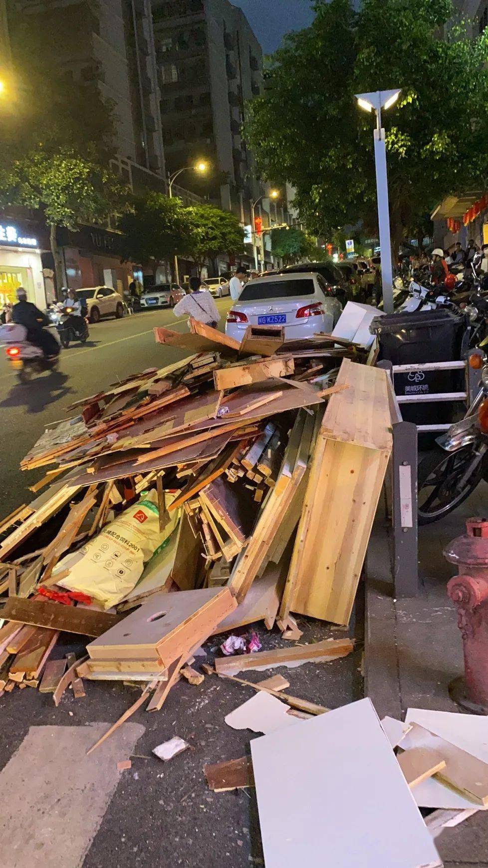 人民路36号门前路段随意堆放大件垃圾