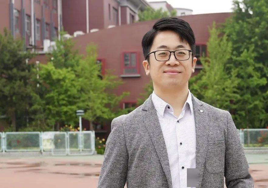 十二年级学生侯嘉怡妍老师关键词:地道美音,全英授课,精心准备