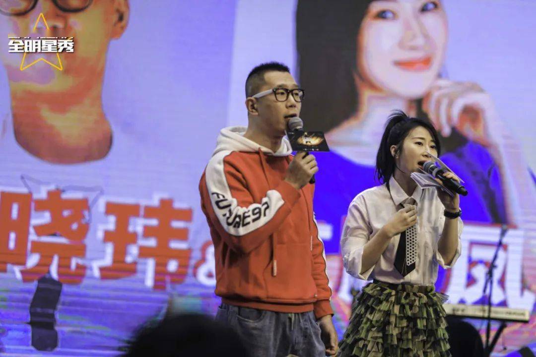 7的主持人晓玮,杭麟凤献唱《雪落下的声音》,为当天的全明星秀温情