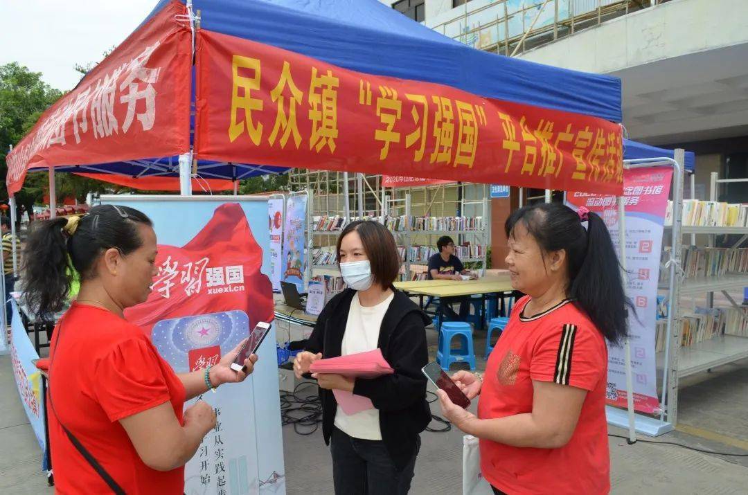 【创建国家公共文化服务体系示范区】流动图书车开进民众社区啦!