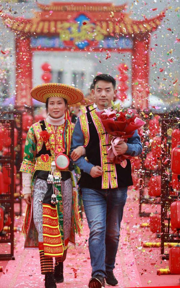 湖南隆回举行扶贫脱单集体婚礼