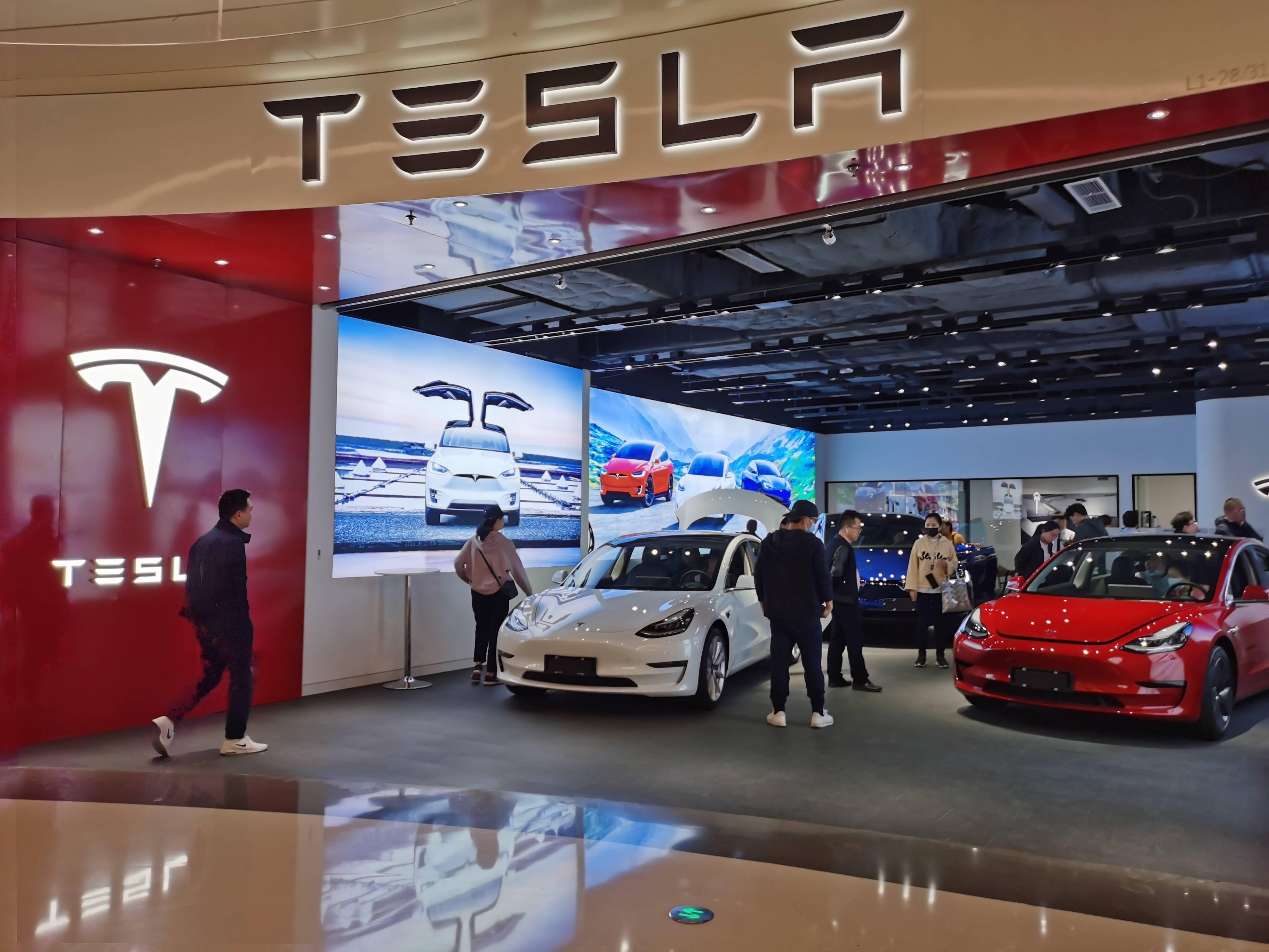 10月27日是工作日,记者来到这家特斯拉门店时,正值中午时分,门店内