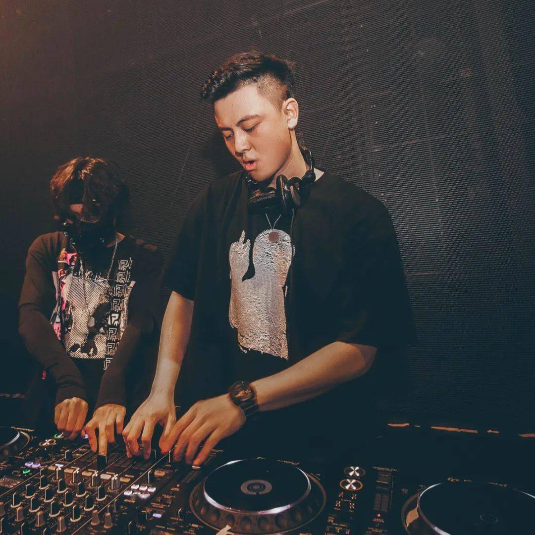 leealive也在探索电子音乐更多跨领域融合的可能,与中央美术学院青年