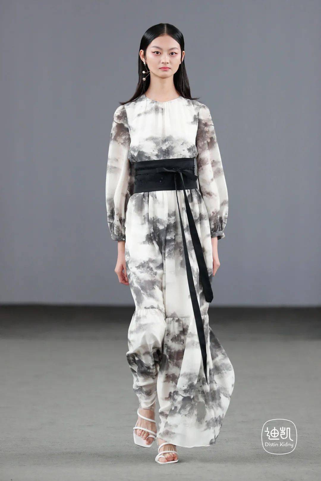 迪凯艺术女装山水草木香烟雨如墨染迪凯2021ss中国艺术大秀惊现深圳